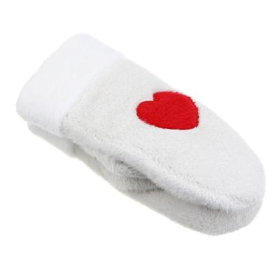 GALANTE Women's fluffy mittens with heart applique, size 18-20, cream, SZMP24-19
